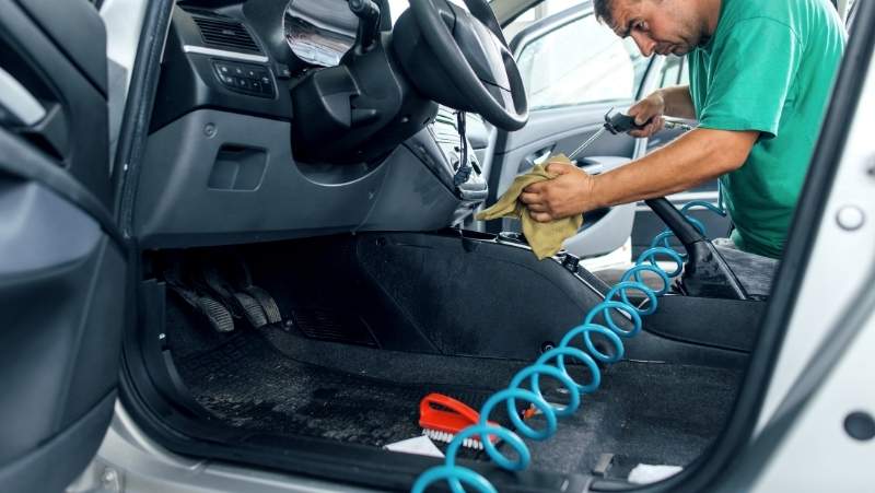 cleaning the interior of a vehicle, deep cleaning, car extracting, carpet cleaning