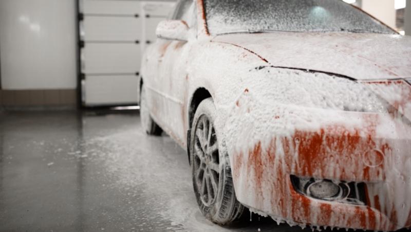washing the car before polishing, 